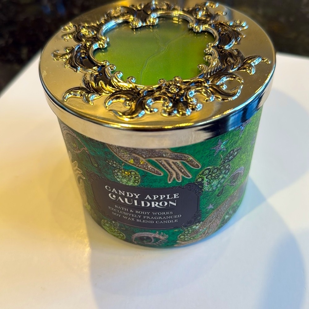 🔥BBW BLOWOUT DEAL! COLLECTIBLE 3-WICK CANDLE, CANDY APPLE CAULDRON NWT